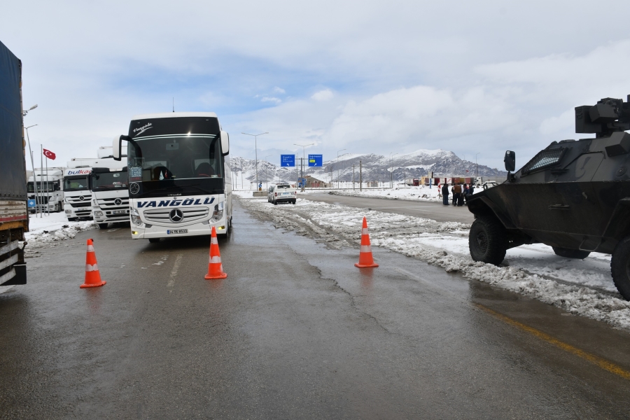Tendürek Geçidi kar ve tipi nedeniyle ulaşıma kapatıldı
