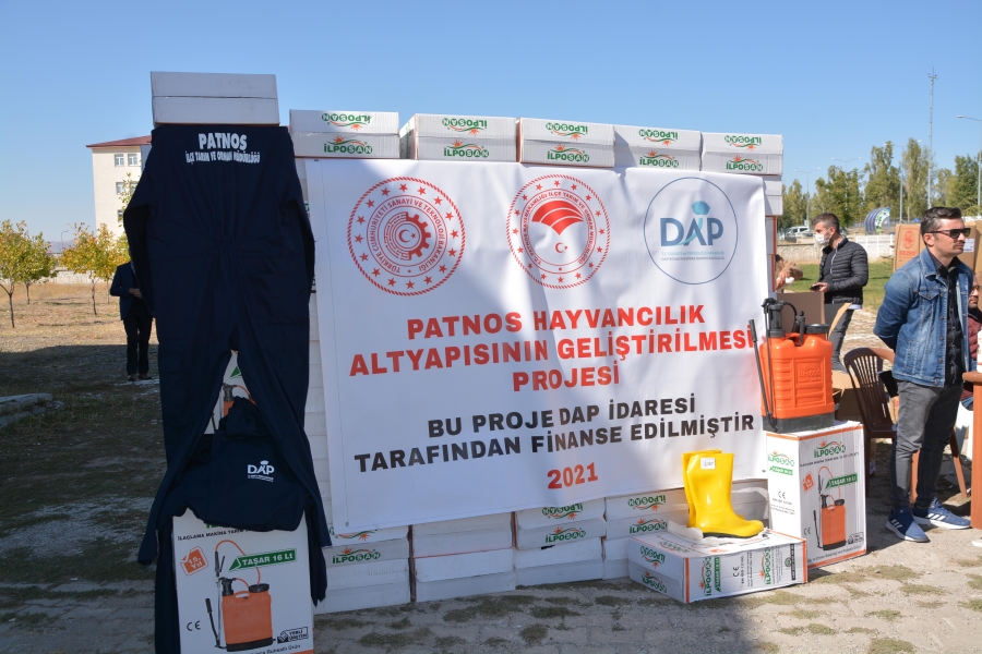 Ağrı Patnos’ta çiftçilere malzeme dağıtıldı