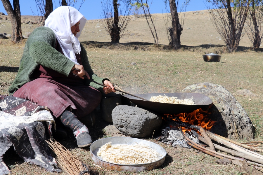 Ağrı Taşlıçay’da kadınlar güneşte kurutup ateşte kavurdukları erişteleri kışa hazırlıyor