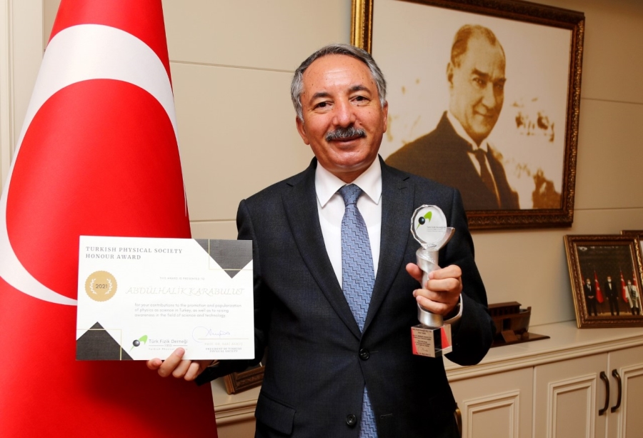 Prof. Dr. KARABULUT’a Türk Fizik Derneği’nden Onur ödülü