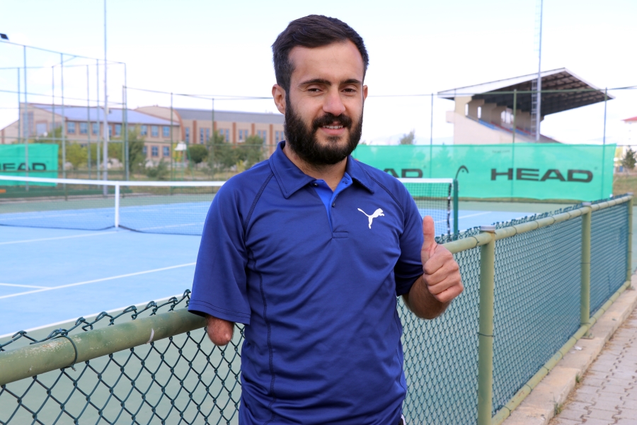 Kortların tek kollu tenisçisi Hakim Kızılcan azmiyle engelli bireylere örnek oluyor