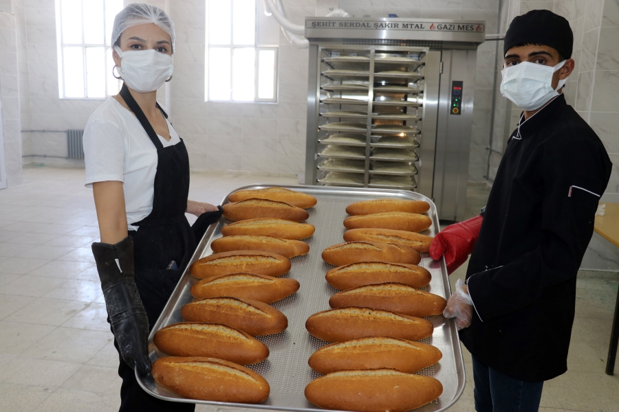 Ağrı Eleşkirt Mesleki ve Teknik Anadolu Lisesi öğrencileri günde 7 bin ekmek üretiyor