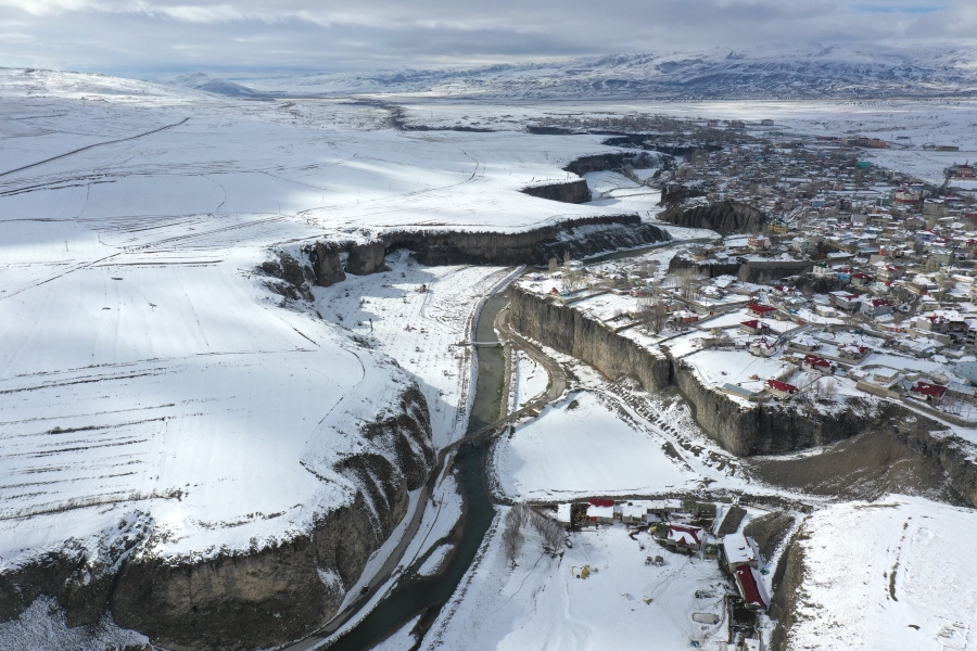 Diyadin’de Murat Kanyonu, ilkbaharda yağan karla güzel görüntüler oluşturdu