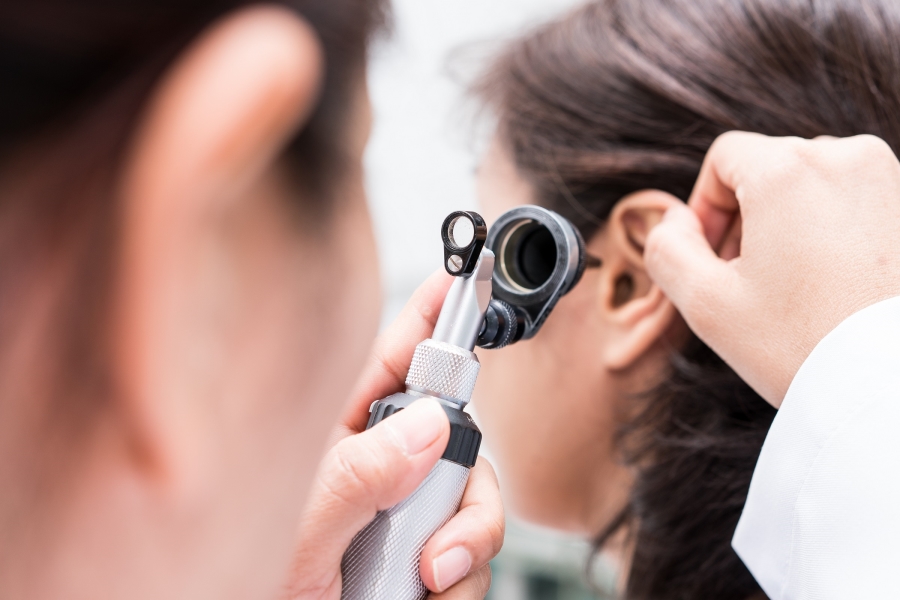 Dr. Esin Özlem Atmış “kulakta kaşıntı gibi sorunlarda mutlaka bir kulak burun boğaz hastalıkları uzmanına başvurmak gerekir”