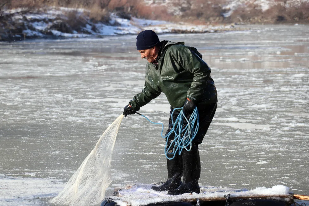 Ağrı Hamur ilçesinde Dondurucu soğuğa rağmen nehirde buz parçaları arasında balık avı