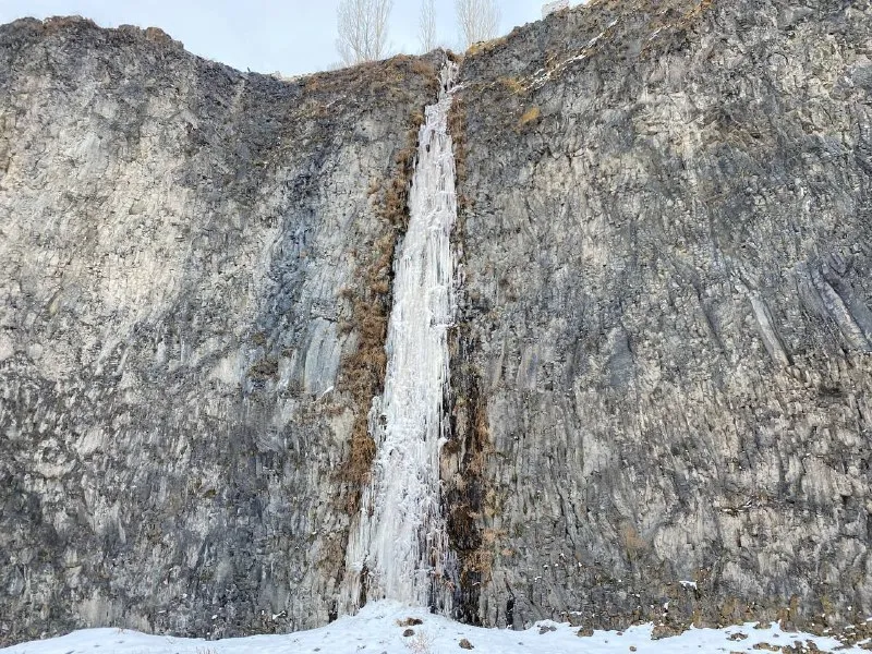 Diyadin ilçesinde soğuk havanın etkisiyle Murat Kanyonu’nda buz sarkıtları