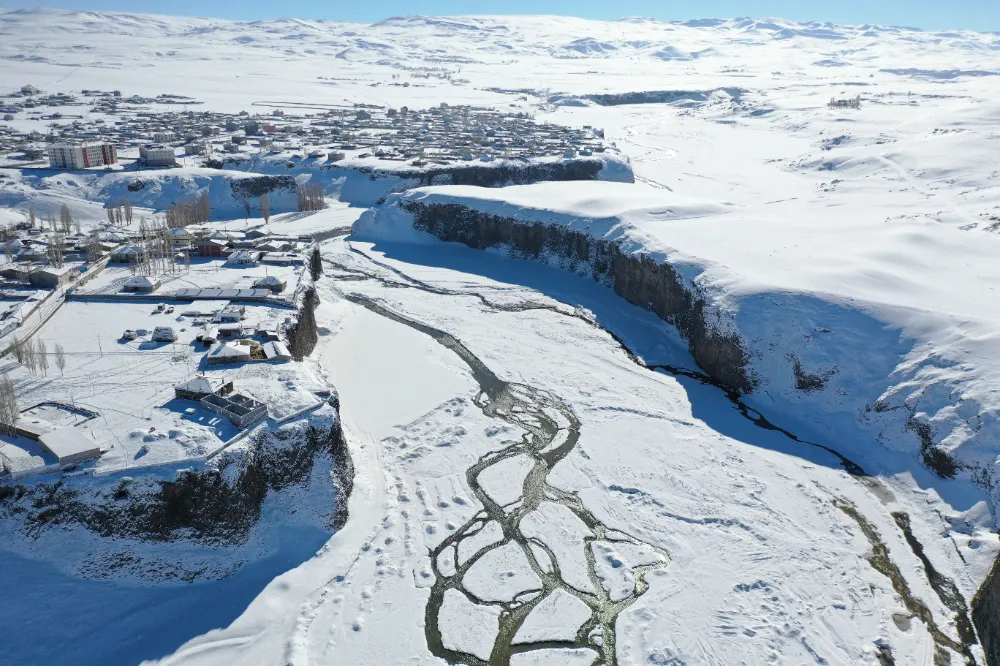 Diyadin Murat Kanyonu, karla kaplı görüntüsüyle doğa tutkunlarını ağırlıyor