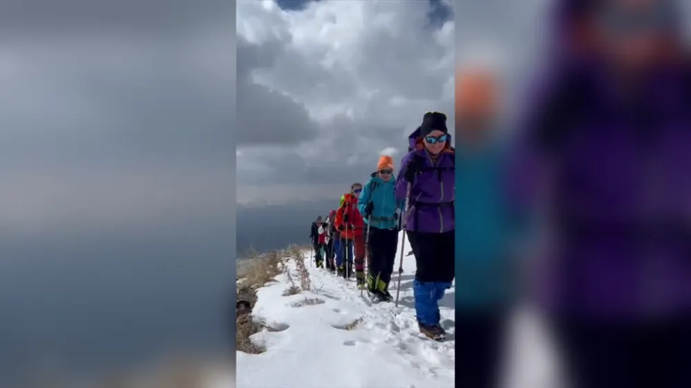 Kadın dağcılar Kadınlar Günü için Ağrı Dağı