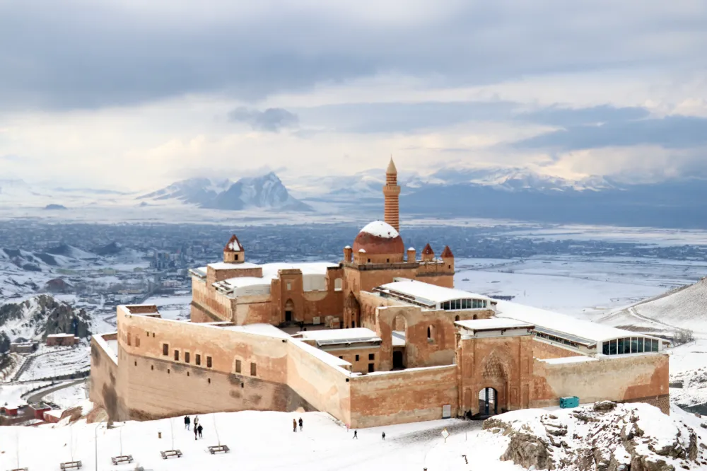 Doğubayazıt Tarihi İshak Paşa Sarayı martta karla kaplandı