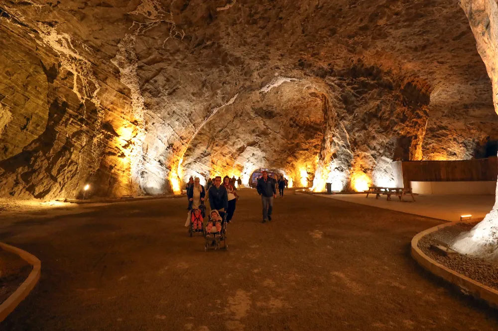 Tuzluca tuz mağaraları bayram tatilinde 10 bin ziyaretçi ağırladı