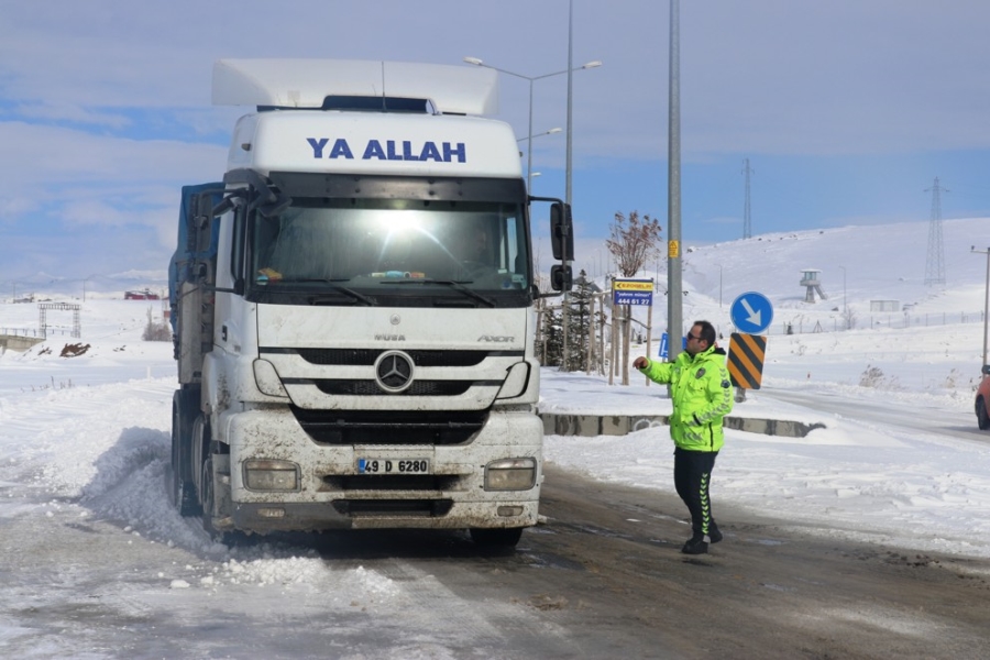 Ağrı-Van kara yolu geçici süreyle ağır tonajlı araçların geçişine kapatıldı