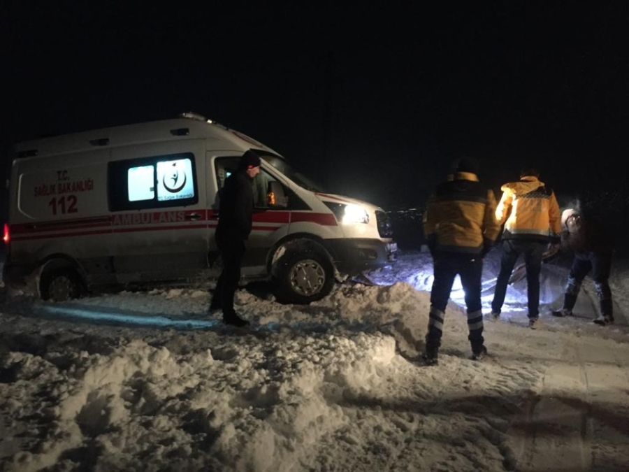 Köyde rahatsızlanan iki kardeşin yardımına karla mücadele ekipleri yetişti
