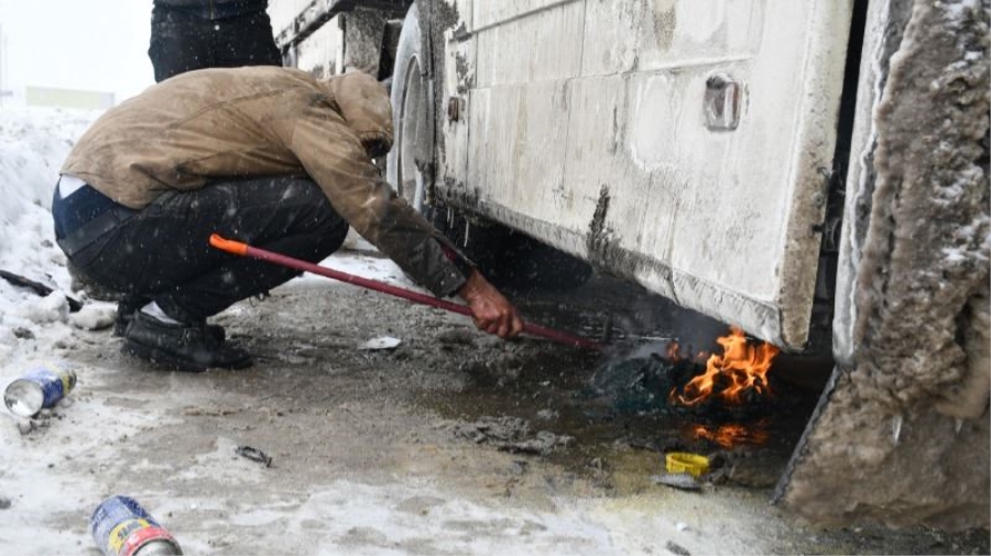 Doğubayazıt’ta yakıt deposu donan tırlar yolda kaldı