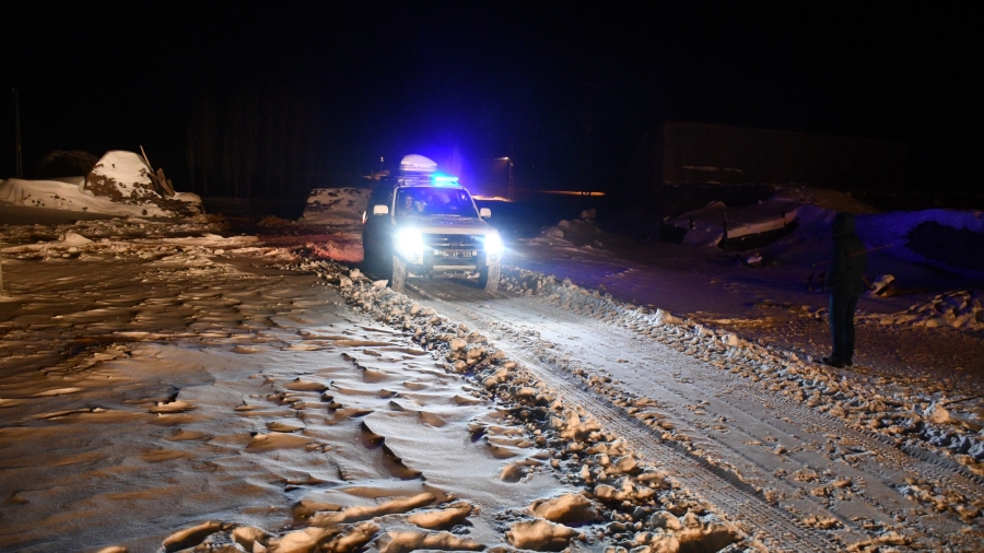 Kar ve tipinin kapattığı köy yolu minik Berat için açıldı