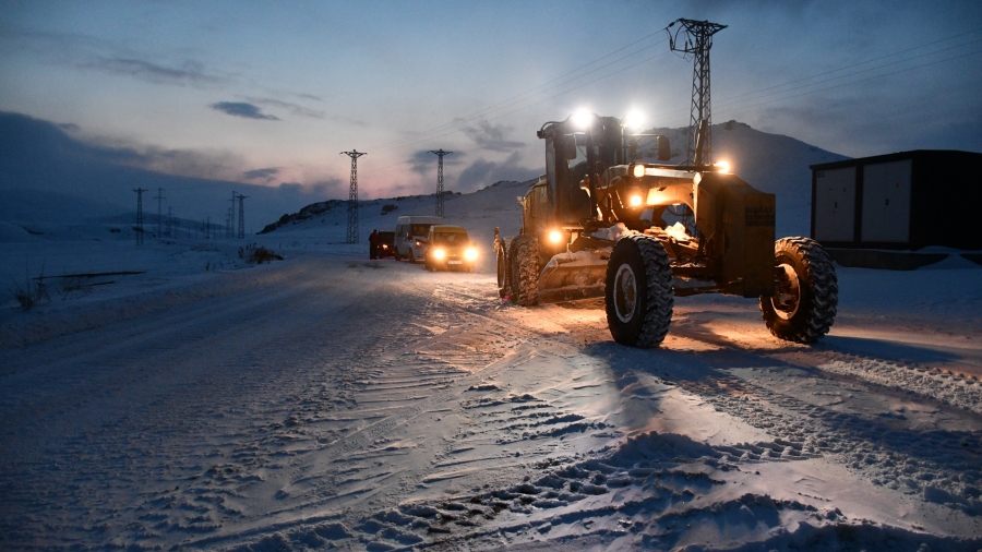 Doğubayazıt’ta tipi nedeniyle yolda mahsur kalan 40 kişi kurtarıldı