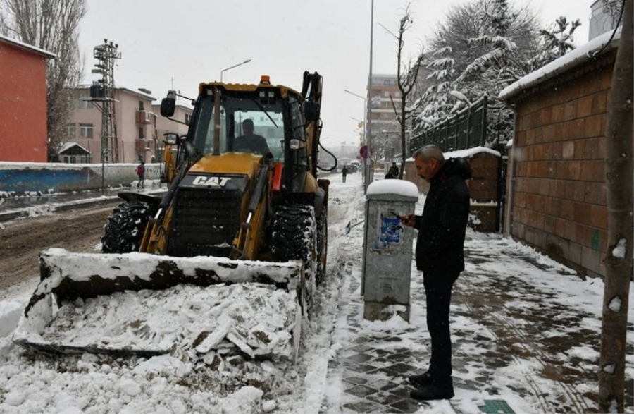 Kar yağışı Doğubayazıt’ı sevindirdi Belediye kar temizleme çalışması yaptı