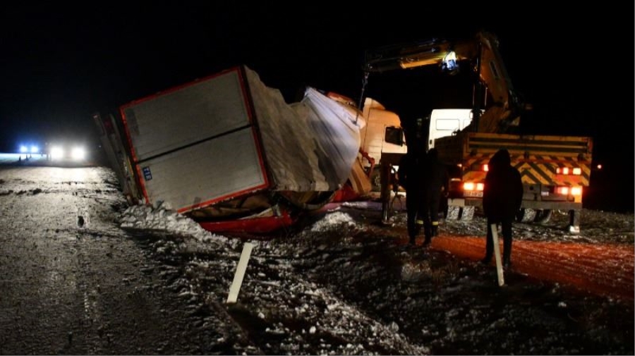 Kısmen kapanan Ağrı-İran kara yolu ulaşıma açıldı