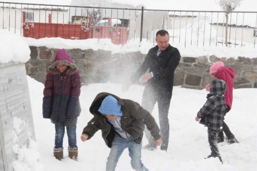 Köydeki öğrenciler ikinci yarıyıla sobada kestane pişirip kartopu oynayarak girdi