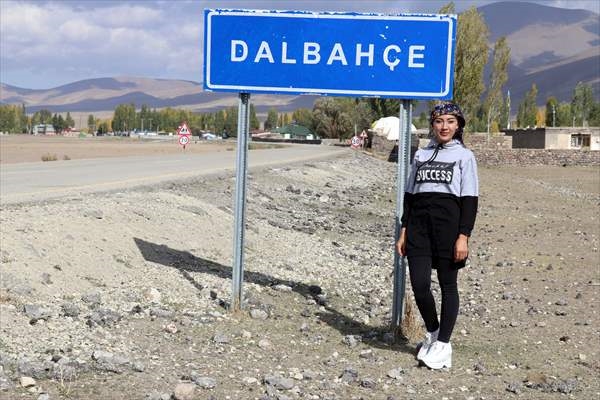 Doğubayazıt Dalbahçe köyü muhtarı Meryem Önkür hizmet için çabalıyor