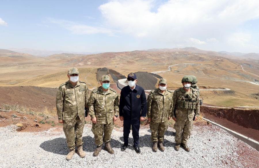 Milli Savunma Bakanı Akar, Türkiye-İran sınırında incelemelerde bulundu