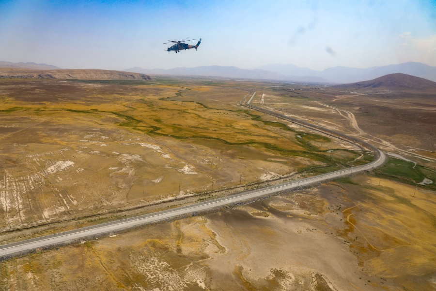 Vali Dönmez Van ve Ağrı ilerinde Türkiye-İran sınırına inşa edilen duvar çalışmalarını inceledi