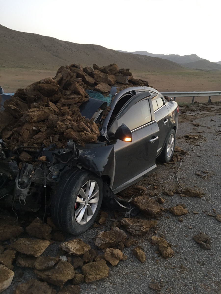 Doğubayazıt Suluçam kavşağında otomobille kamyonetin çarpışması sonucu 1 kişi öldü, 9 kişi yaralandı
