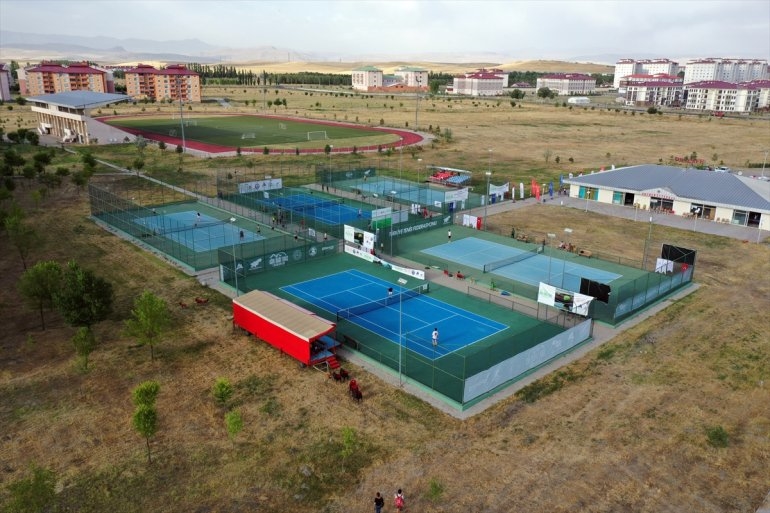 Geleneksel 2. Ağrı Dağı Tenis Turnuvası devam ediyor