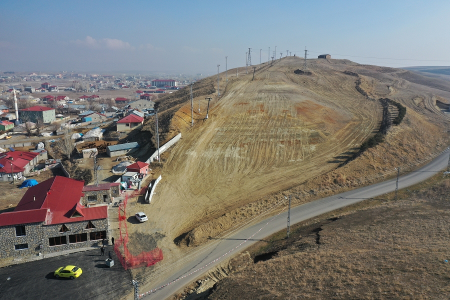 Metrelerce kar yağan Ovacık ve Ağrı