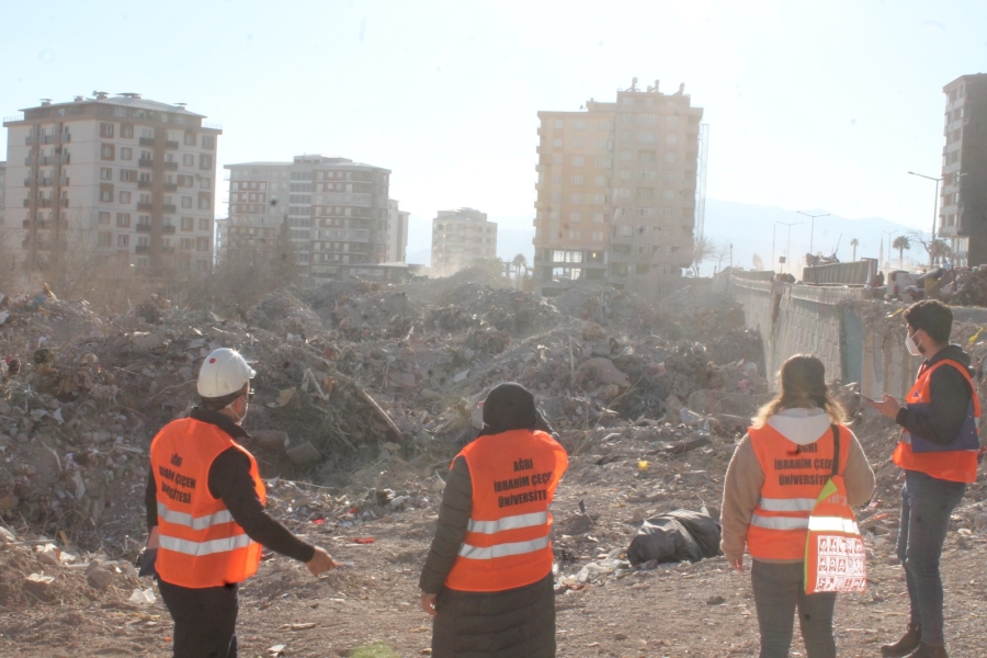 Deprem bölgesinde çalışma yapan akademisyenler 