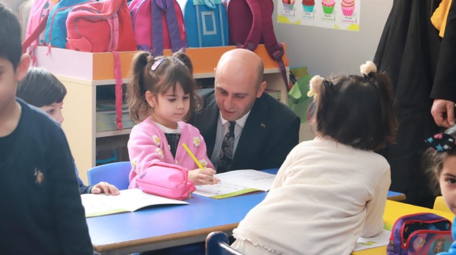 Ekinci, Doğubayazıt Bahçeşehir Kolejinde eğitimine devam eden depremzede öğrencilerle bir araya geldi