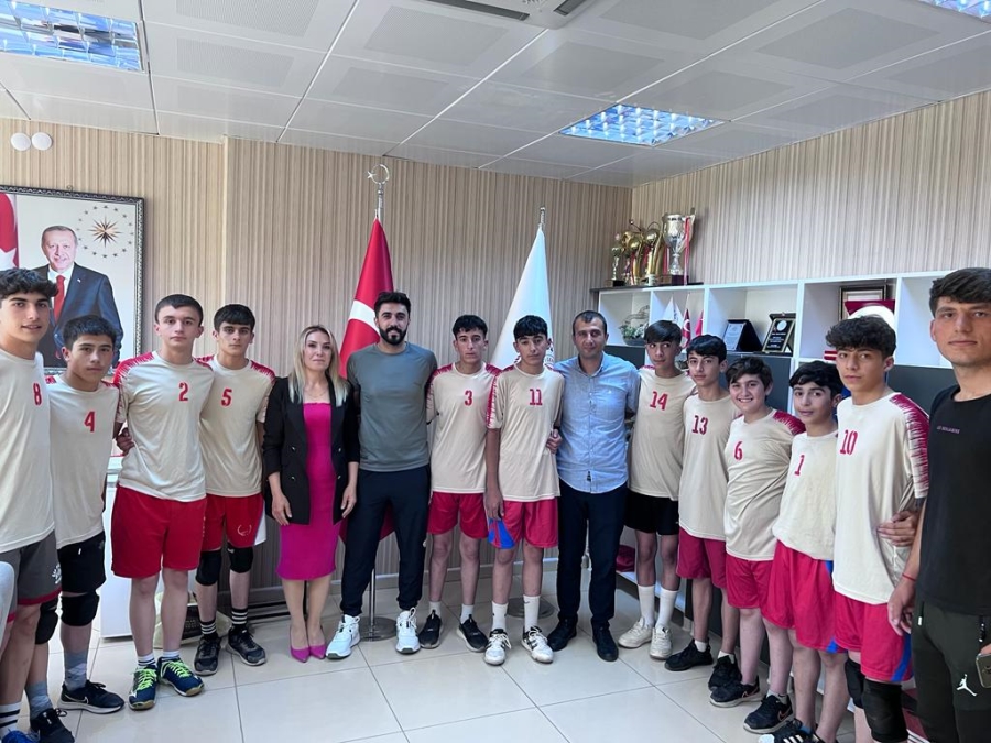 ŞAMPİYON VOLEYBOL TAKIMI GENÇLİK MERKEZİ’NE ZİYARET