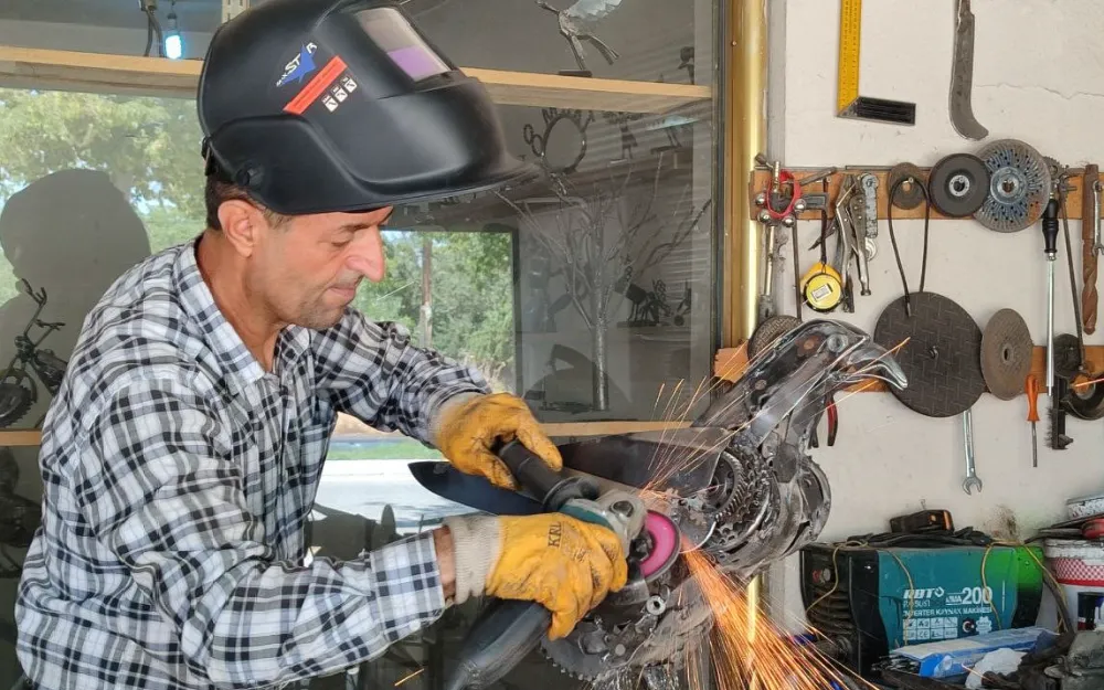 Van’da yaşayan İranlı sanatçı hurdacılardan topladığı demir parçalarıyla heykeller yapıyor