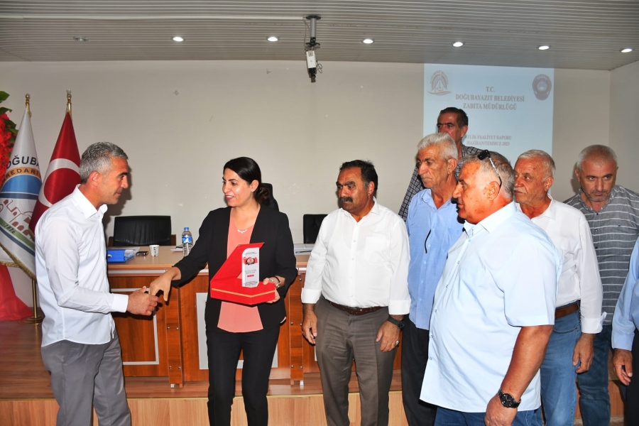 Muhtarlardan Belediye Başkanı Acar’a plaket