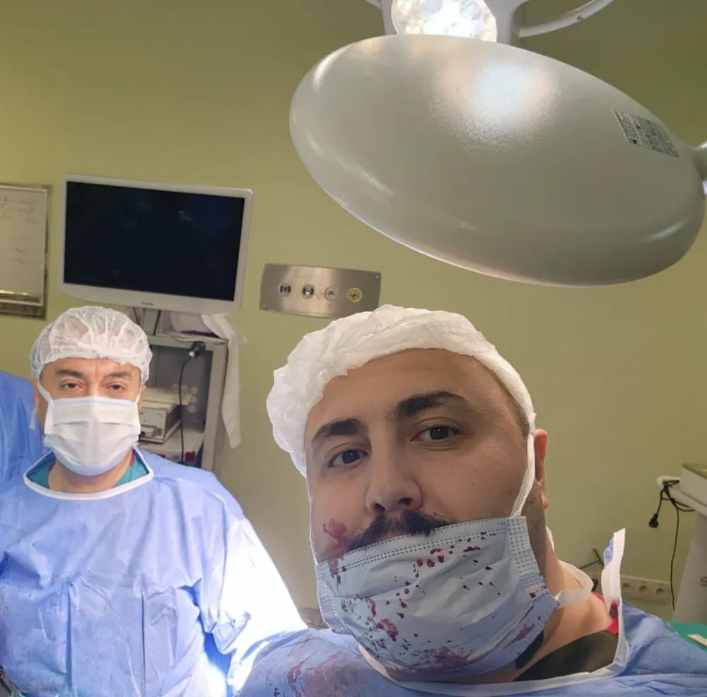 Ağrı’da ilk kez Prof. Dr. Fuat SAYIR ile Doç. Dr. Tolga KALAYCI 85 yaşındaki hastaya mediastinal planjuan guatr ameliyatı yaptı