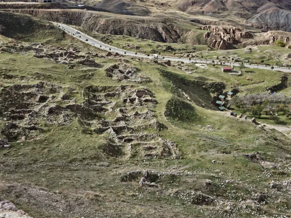 İSHAKPAŞA SARAYI ETRAFINDAKİ TARİHİ EVLER YOK OLUYOR