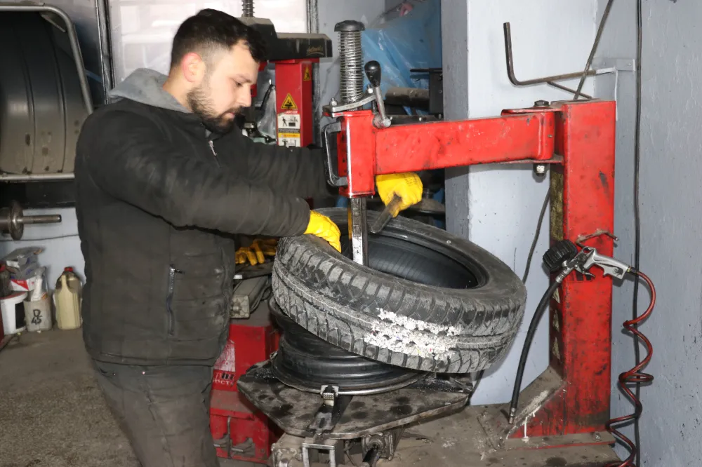 Zorunlu kış lastiği uygulaması nedeniyle lastikçilerde yoğunluk yaşanıyor