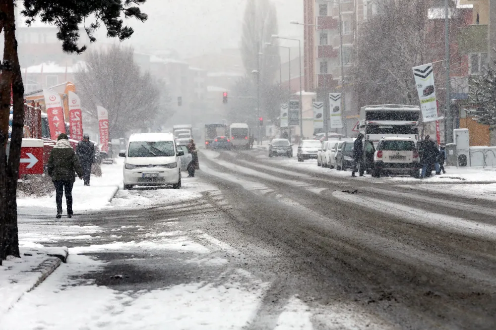 Ağrı ve ilçelerinde gece saatlerinde etkili olan kar yağışı sabaha kadar devam etti