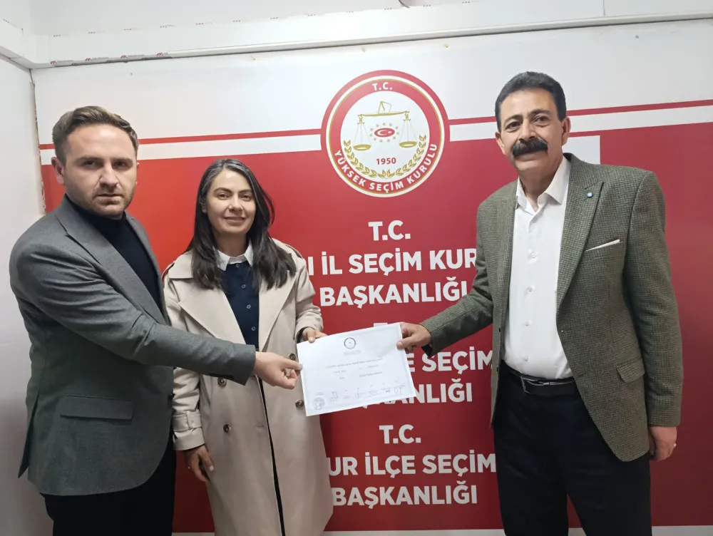 Ağrı Belediye Başkanı Seçilen Hazal Aras Mazbatasını Aldı