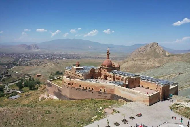 İshak Paşa Sarayı