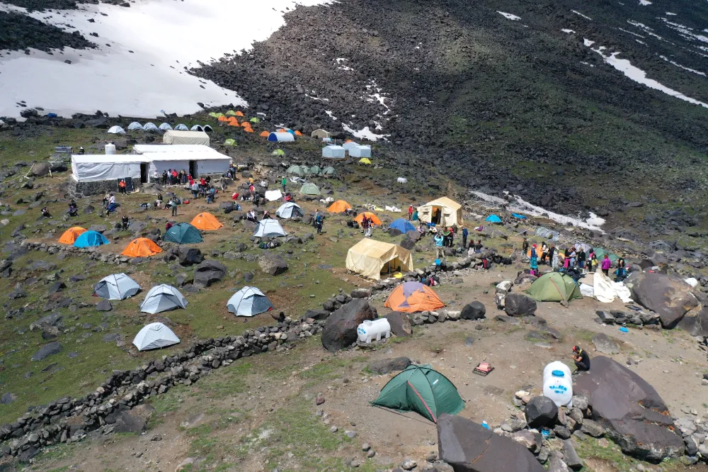 Doğubayazıt Ağrı Dağı zirvesine uzanan yolculuğun ana kampında panayır havası