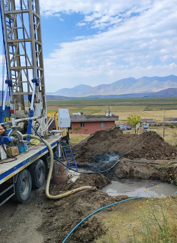 Doğubayazıt Seslitaş köyü Temir mezrasında sondaj çalışması yapılıyor