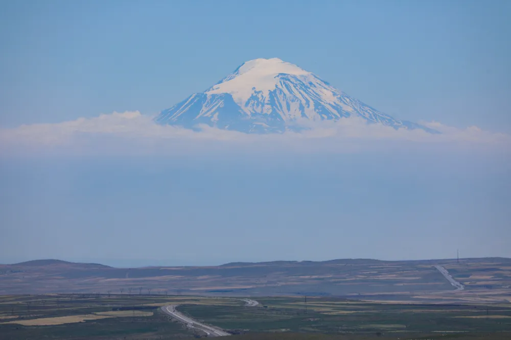 Ağrı Dağı, bulutların içindeki görüntüsüyle objektife yansıdı
