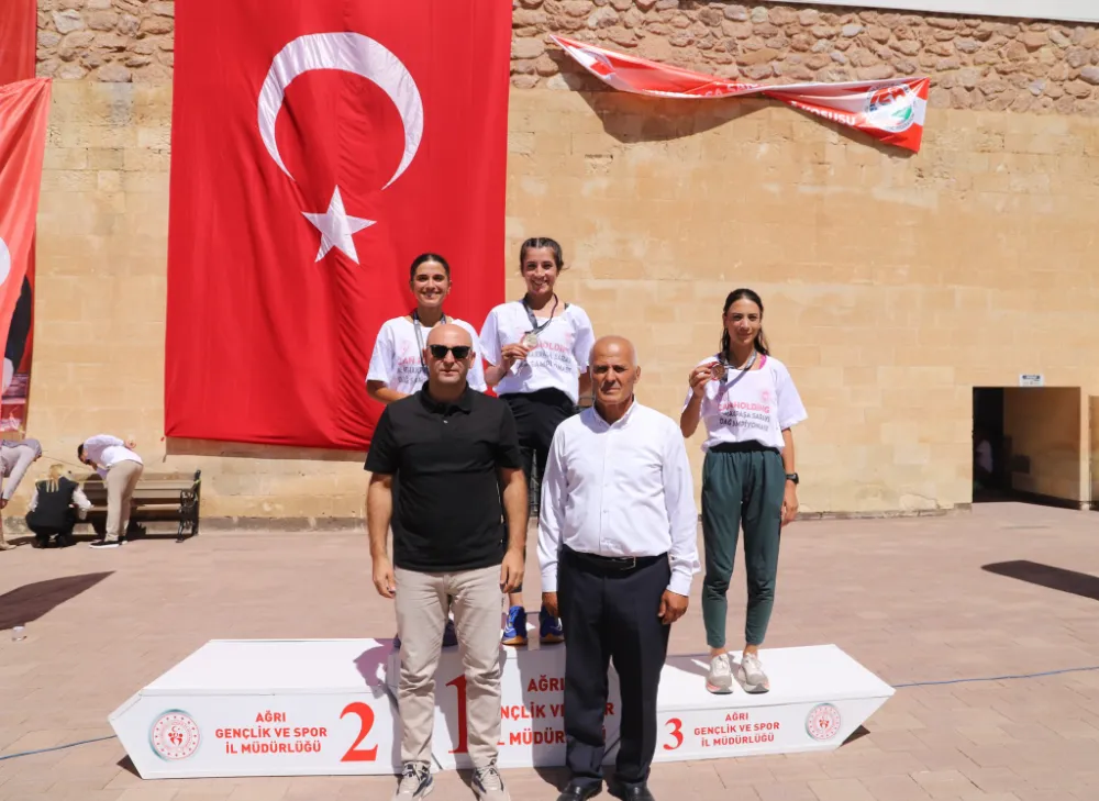 15 ilden yaklaşık 200 sporcunun katılımı ile Doğubayazıt 4. İshak Paşa Sarayı Dağ Koşusu yapıldı