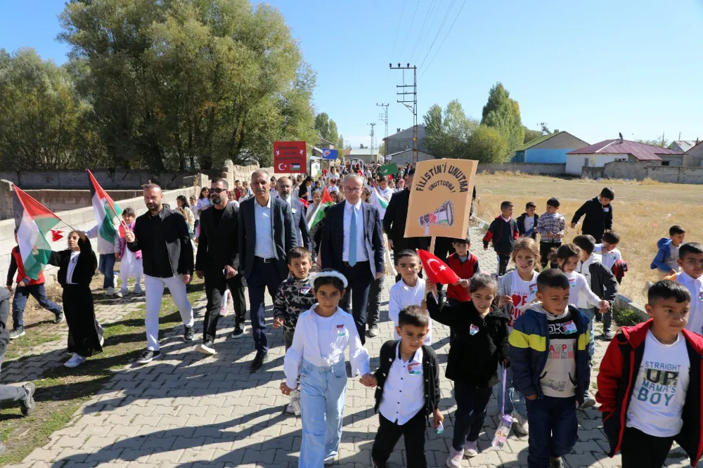 Ağrı’da öğrenciler Filistin için yürüyüş yaptı, yardım kermesi düzenlendi