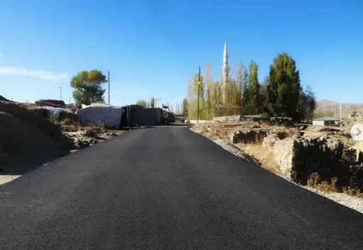 Doğubayazıt Çetenli - Dağdelen grup köy yolunun asfalt serim çalışmaları tamamlandı.