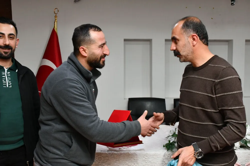 BAŞARILI BELEDİYE PERSONELİNE PLAKET