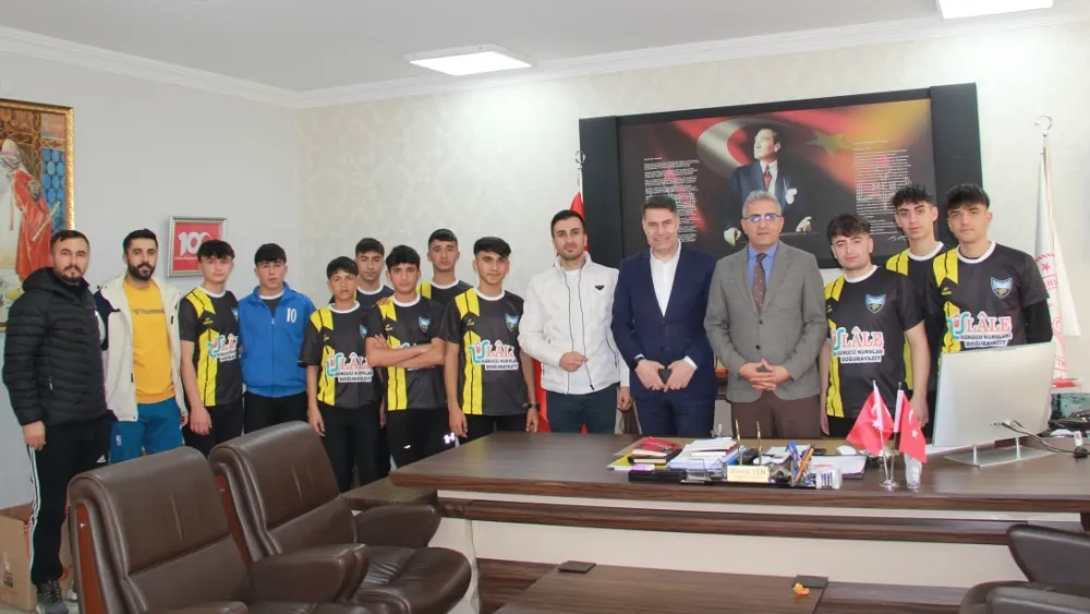 A Takımı-Savaş Ay Anadolu Lisesi Voleybol Takımı İlçe Milli Eğitim Müdürü Davut ŞEN