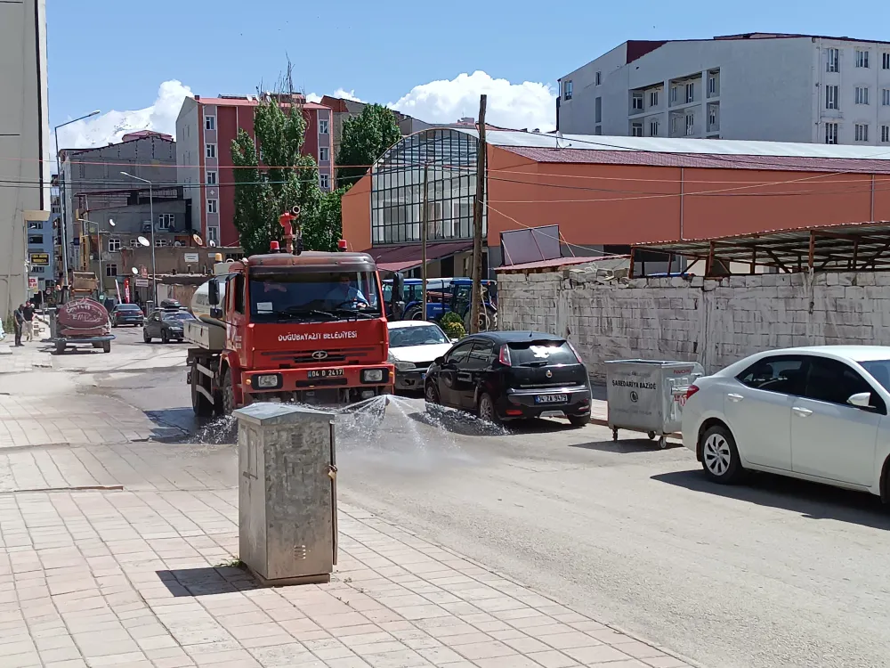 DOĞUBAYAZIT BELEDİYESİ İTFAİYE ARAÇLARININ SULAMA HİZMETLERİ DEVAM EDİYOR