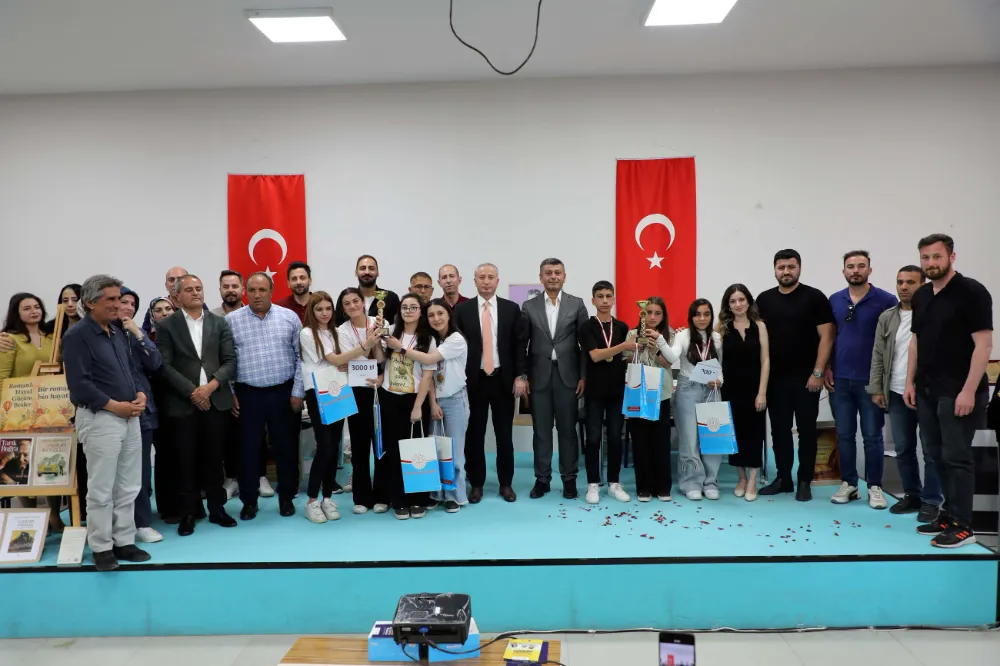 “Okuyan Şehir Ağrı” münazara yarışmalarında dereceye giren öğrencilere ödül verildi