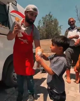 Doğubayazıt Kızılay Şubesi Orta Direk Köyü’nde çocuklara çiğ köfte ikram ett